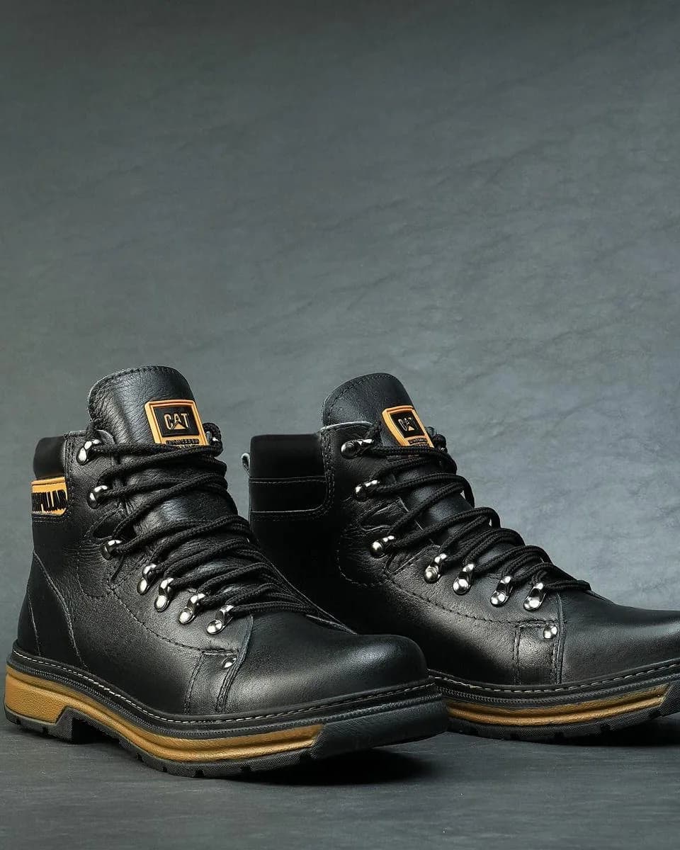 Bota CAT preta com solado caramelo