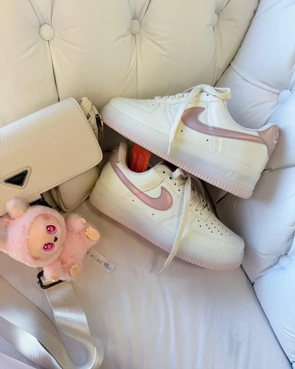 Tênis Nike Air Force creme e rosa