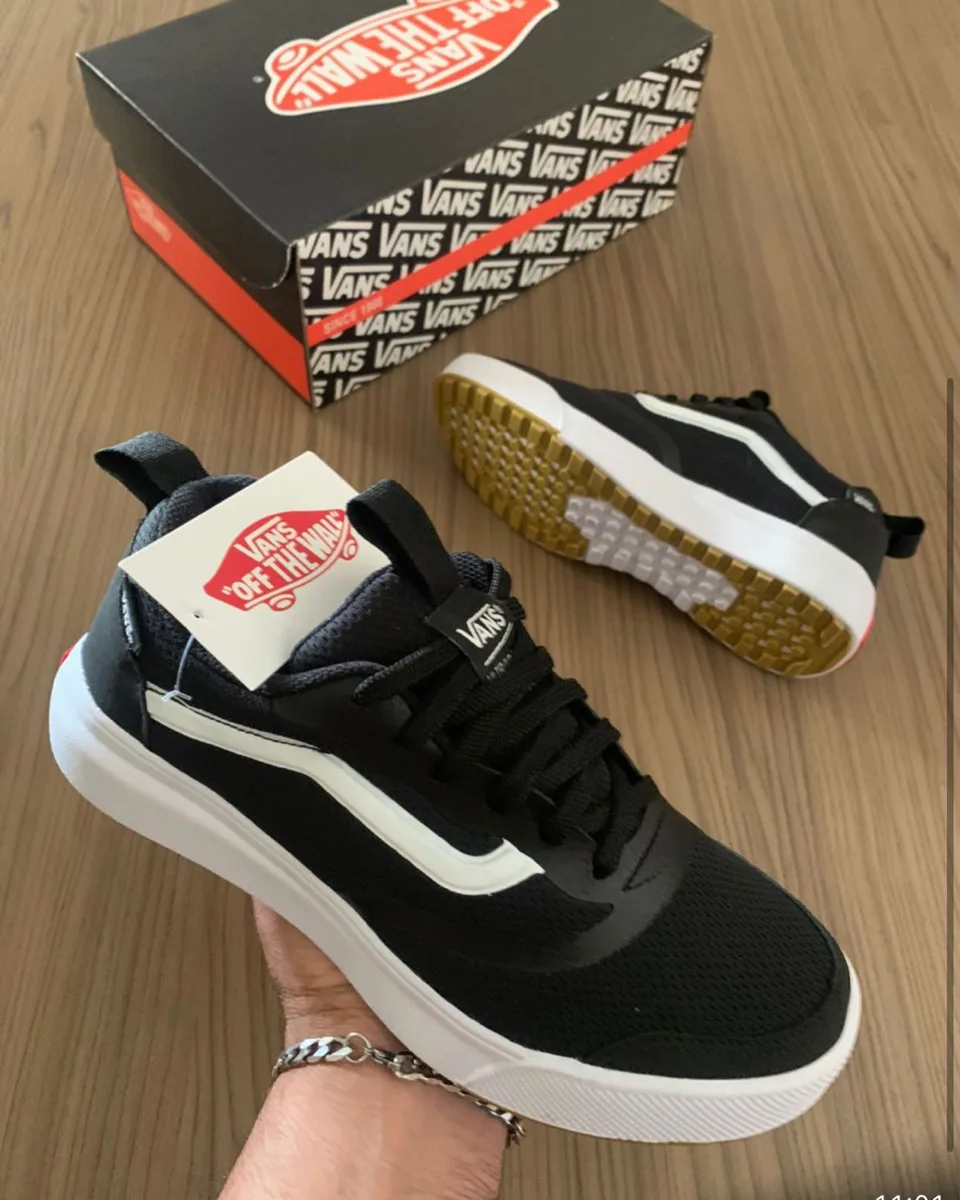 Tênis Vans preto e branco