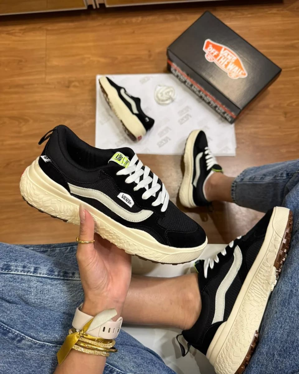 Tênis Vans preto e creme